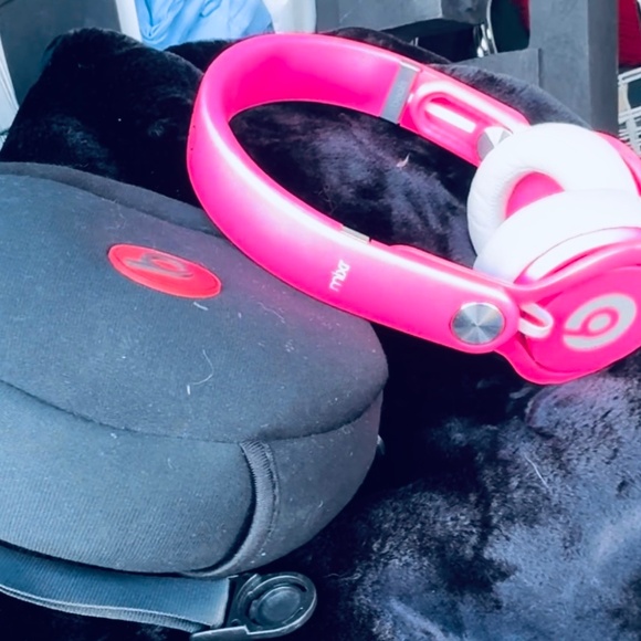 Bright pink Beats headphones (not cordless) with case - Picture 4 of 4